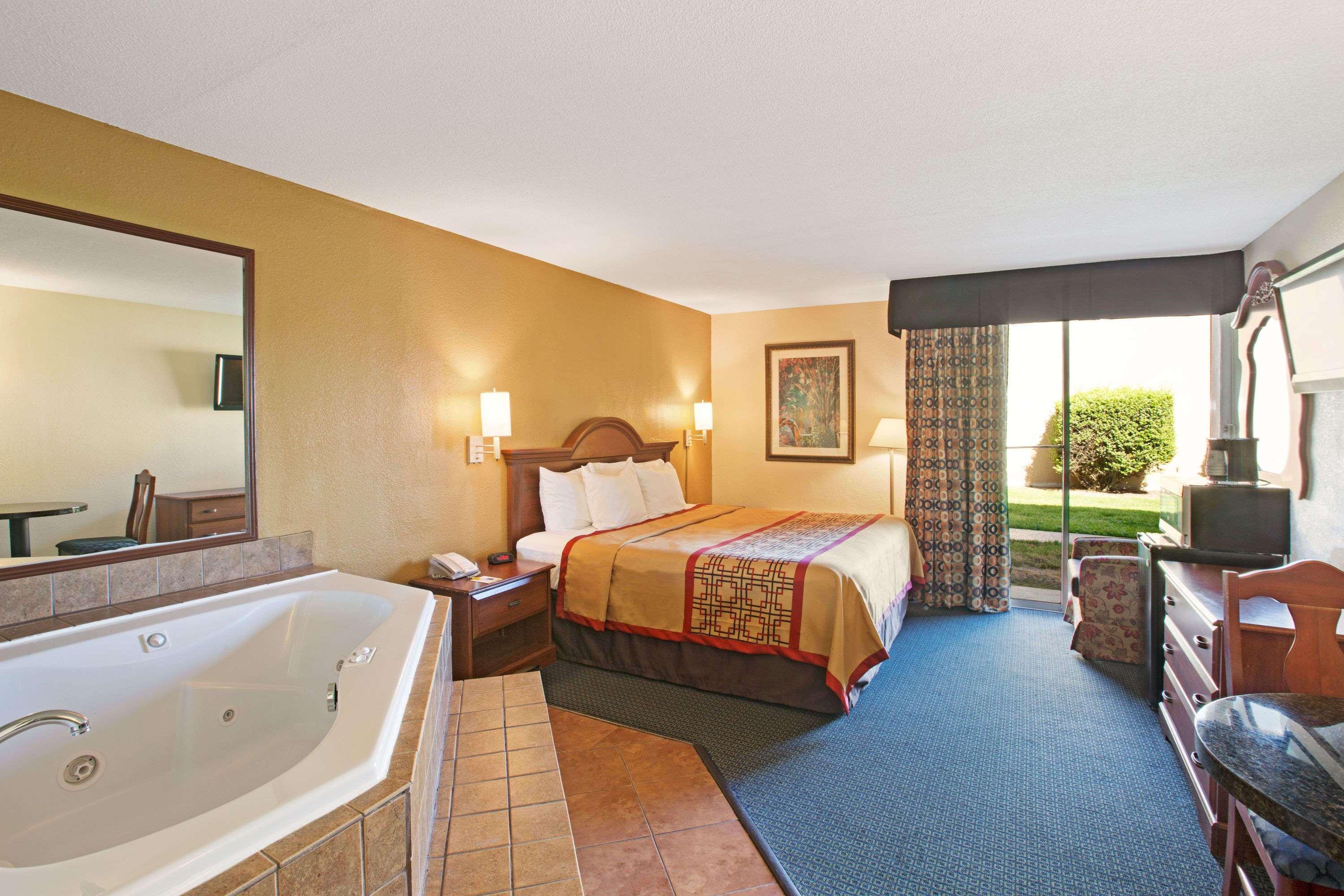 Days Inn By Wyndham Charlotte/Woodlawn Near Carowinds Buitenkant foto
