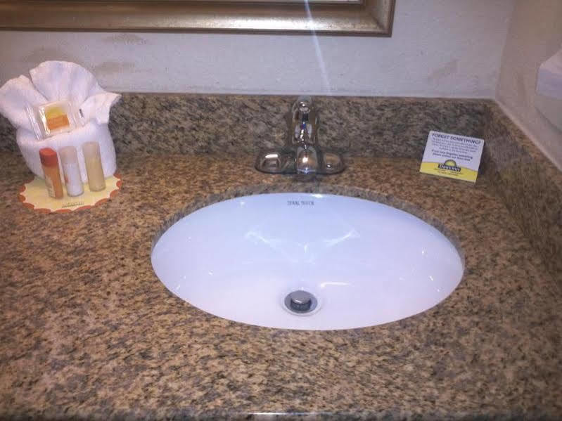Days Inn By Wyndham Charlotte/Woodlawn Near Carowinds Buitenkant foto