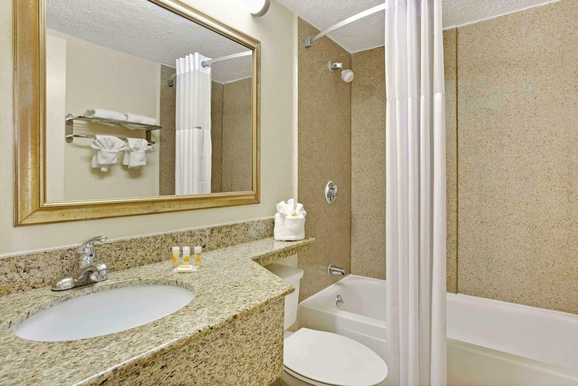 Days Inn By Wyndham Charlotte/Woodlawn Near Carowinds Buitenkant foto